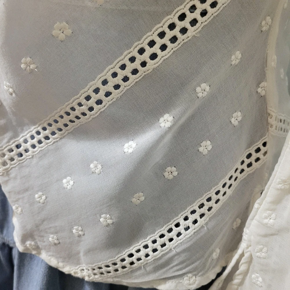 Guess Collection 100% Cotton Blouse With Dainty Details and Embroidery - Picture 5 of 6